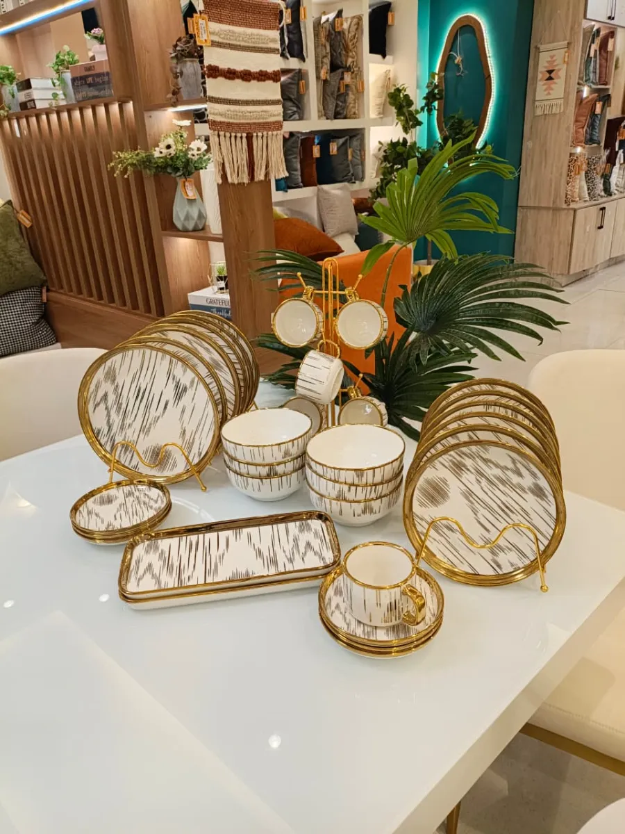 Brushstroke & Gold Luxury Ceramic Dining Set — White & Gold